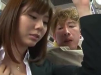 麻美ゆまがバス内で痴漢されるも自らチンコを握り手コキ抜き！