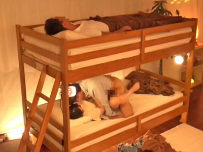 彼氏が上で寝ているベッドの下段で浮気する彼女