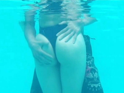 美女がプールの中で初めてだらけの羞恥SEX