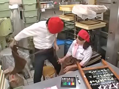 パン屋の工房で店長とハメてたカワイイ店員さんの盗撮映像