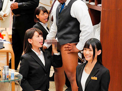 スーツ姿の女性従業員のごっくんサービスがある紳士服店