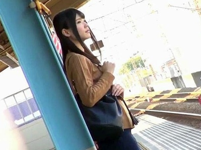 駅で見つけた美人女子大生を電車内まで尾行→そのまま痴漢レイプ！