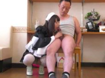 702106 - コスプレ美少女メイドがオジサンチンポを一生懸命フェラ奉仕！