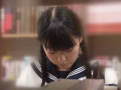 三つ編みツインテの真面目JKが図書館でハゲオヤジに襲われる→怖くて声出せないまま顔射レイプS級美女される！