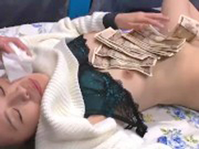 前田敦子に口元が似ている素人女のタイトデニムを脱がして攻め上げ