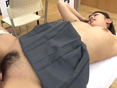 男子が見てる前で膣をご開帳！羞恥健康診断で犯される美少女JKたち