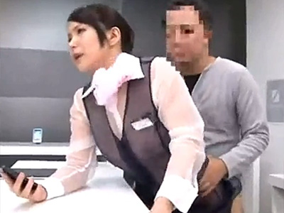 携帯ショップ店員の制服が透け透けに！有無を言わさず勃起チ●ポをブチ込んで突きまくる