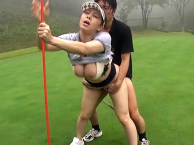 Gカップ乳エロキャディに我慢できずグリーン上で生ハメ3P！精子が子宮に着床するホールインワン